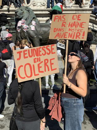 High school students demonstrate in the streets of Paris on Tuesday, October 6, 2026. Hundreds of thousands of students and their supporters took part in nationwide protests across France today to protest school conditions.  PAR20261006106 MAYAxVIDON-WHITE