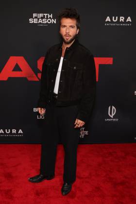 Los Angeles CA Oct 6: Guy Burnet at the film Premiere of The Beast on October6, 2026 Credit: USA - ZUMAa123 20261006_zaa_a123_164 Copyright: xAdMediax