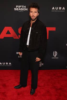 Los Angeles CA Oct 6: Guy Burnet at the film Premiere of The Beast on October6, 2026 Credit: USA - ZUMAa123 20261006_zaa_a123_170 Copyright: xAdMediax