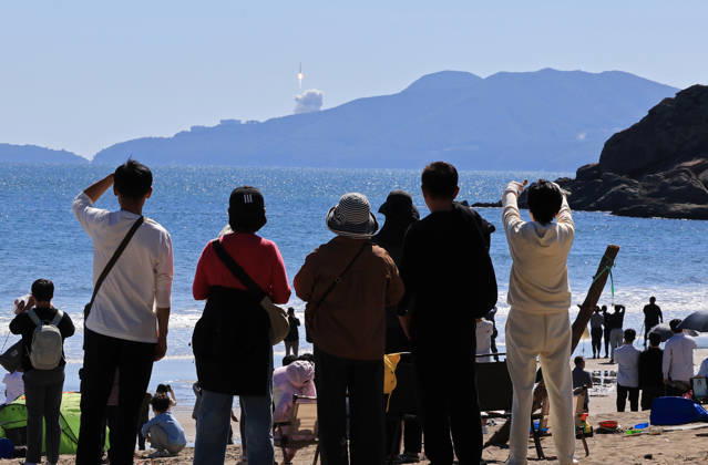 Nuri space rocket launch Nuri space rocket launch People watch South Korea s homegrown space rocket Nuri lifting off from Naro Space Center in Goheung, South Jeolla-Gwangju Province, southwestern South Korea, on Oct. 7, 2026, as South Korea launches the rocket on its fifth flight to place into orbit 15 satellites, including five that will form part of the country s first domestically launched microsatellite constellation. (Yonhap) 2026-10-07 12:43:43 <Copyright ¨Ï 1980-2026 YONHAPNEWS AGENCY. .> °íÈï±º Àü¶ó³²µµ EDITORIAL USE ONLY  Copyright: xx space ???x yonphotos257474