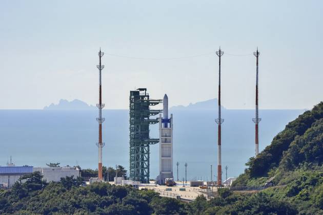 October 7, 2026, Goheung, South Jeolla, SOUTH KOREA: Oct 7, 2026-Goheung, South Korea-South Korea s homegrown Nuri rocket stands on a launchpad at the Naro Space Center in Goheung, about 400 kilometers south of Seoul, ahead of its fifth launch on Oct. 7, 2026. Korea will launch its homegrown Nuri rocket at 12:25 p.m. on Wednesday, Korea AeroSpace Administration (KASA) announced. It is set to take off from the Naro Space Center in Goheung County, South Jeolla. Goheung SOUTH KOREA - ZUMAs168 20261007_zih_s168_004 Copyright: xKoreaxAerospacexAdministrationx