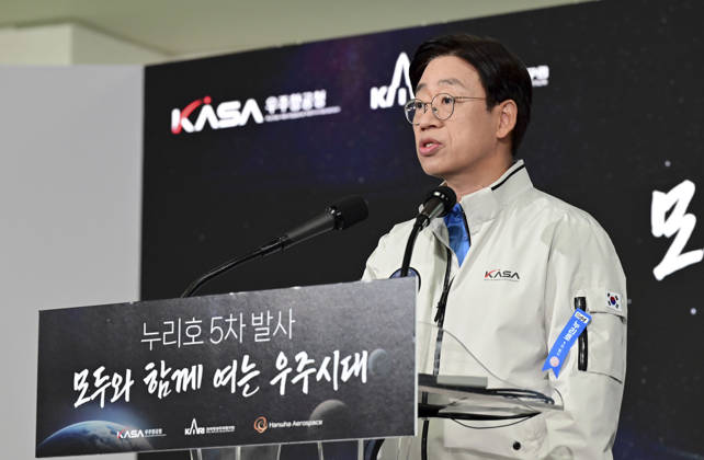 October 7, 2026, Goheung, South Jeolla, SOUTH KOREA: Oct 7, 2026-Goheung, South Korea-Oh Tae-seok, administrator of the Korea AeroSpace Administration (KASA), announces the homegrown Nuri rocket s launch schedule on Oct. 7, 2026, at the Naro Space Center in Goheung, about 400 kilometers south of Seou. Korea will launch its homegrown Nuri rocket at 12:25 p.m. on Wednesday, Korea AeroSpace Administration (KASA) announced. It is set to take off from the Naro Space Center in Goheung County, South Jeolla. Goheung SOUTH KOREA - ZUMAs168 20261007_zih_s168_005 Copyright: xKoreaxAerospacexAdministrationx