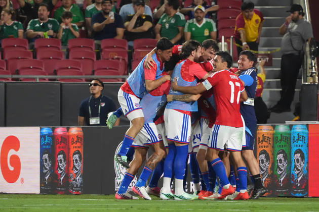Players of Chile celebrate a goal during a friendly match between the national teams of Mexico and Chile at the Los Angeles Memorial Coliseum in Los Angeles, United States, 06 October 2026. International Friendly: Mexico vs. Chile !ACHTUNG: NUR REDAKTIONELLE NUTZUNG! Copyright: xÓmarxAlonsox AME3625 20261007-55021609014_1