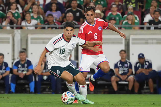 Obed Vargas (L) of Mexico vies for the ball with Vicente Pizarro of Chile during a friendly match between the national teams of Mexico and Chile at the Los Angeles Memorial Coliseum in Los Angeles, United States, 06 October 2026. International Friendly: Mexico vs. Chile !ACHTUNG: NUR REDAKTIONELLE NUTZUNG! Copyright: xÓmarxAlonsox AME3623 20261007-55021609015_1