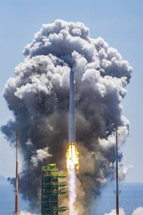 October 7, 2026, Goheung, South Jeolla, SOUTH KOREA: Oct 7, 2026-Goheung, South Korea-South Korea s Nuri space rocket lifts off from the Naro Space Center in Goheung, about 400 kilometers south of Seoul, on Oct. 7, 2026. South Korea launched its homegrown Nuri rocket Wednesday on its fifth flight, placing 15 satellites into orbit, including five that will form part of the country s first domestically launched microsatellite constellation. Goheung SOUTH KOREA - ZUMAs168 20261007_zih_s168_011 Copyright: xKoreaxAerospacexAdministrationx