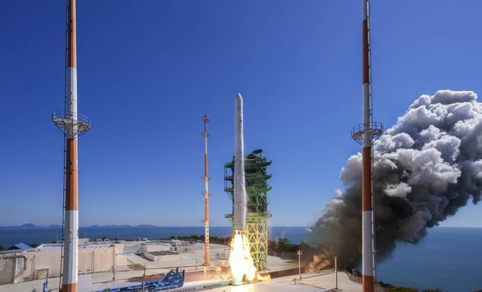October 7, 2026, Goheung, South Jeolla, SOUTH KOREA: Oct 7, 2026-Goheung, South Korea-South Korea s Nuri space rocket lifts off from the Naro Space Center in Goheung, about 400 kilometers south of Seoul, on Oct. 7, 2026. South Korea launched its homegrown Nuri rocket Wednesday on its fifth flight, placing 15 satellites into orbit, including five that will form part of the country s first domestically launched microsatellite constellation. Goheung SOUTH KOREA - ZUMAs168 20261007_zih_s168_014 Copyright: xKoreaxAerospacexAdministrationx