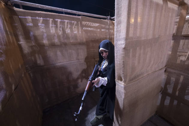 Urban Warfare Training For Iran s Female Self-sacrificing Forces A member of Iran s female self-sacrificing forces carries an AK-47 rifle while taking part in urban warfare training at a city-square military training camp in southern Tehran, Iran, on October 6, 2026, amid rising tensions between Iran and the United States. Tehran Tehran Iran  Copyright: xMortezaxNikoubazlx originalFilename: nikoubazl-urbanwar261006_np2k2.jpg