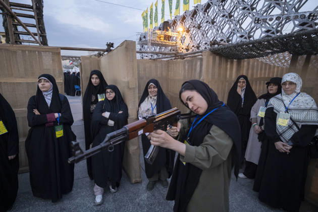 Urban Warfare Training For Iran s Female Self-sacrificing Forces A member of Iran s female self-sacrificing forces holds an AK-47 rifle during urban warfare training at a military camp in a city square in southern Tehran, Iran, on October 6, 2026, amid rising tensions between Iran and the United States. Tehran Tehran Iran  Copyright: xMortezaxNikoubazlx originalFilename: nikoubazl-urbanwar261006_npBUa.jpg