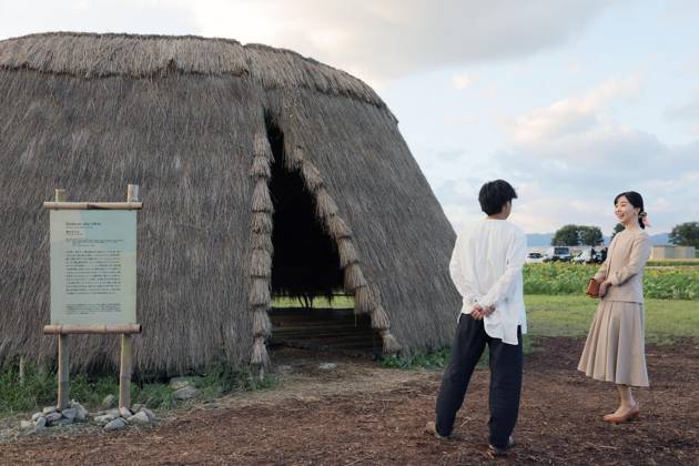 Princess Kako in Kyoto Pref. Japanese Princess Kako (R) looks at a straw hut built by a man (L) as an artwork in a park in Kameyama in Kyoto Prefecture, western Japan, on Oct. 6, 2026. (Pool photo) A14AA0005630346P