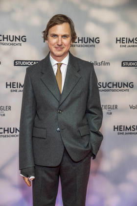 ABB HEIMSUCHUNG: Lars Eidinger walks the red carpet at the German premiere of Volker Schloendorff s film *Heimsuchung* at Kino International on October 6, 2026, in Berlin, Germany