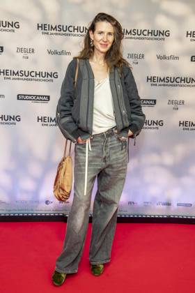 ABB HEIMSUCHUNG : Julia Malik walks the red carpet at the German premiere of Volker Schloendorff s film Heimsuchung at Kino International on October 6, 2026, in Berlin, Germany