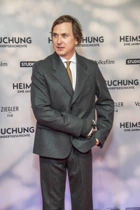 ABB HEIMSUCHUNG: Lars Eidinger walks the red carpet at the German premiere of Volker Schloendorff s film *Heimsuchung* at Kino International on October 6, 2026, in Berlin, Germany