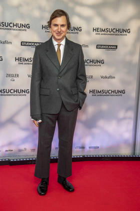 ABB HEIMSUCHUNG: Lars Eidinger walks the red carpet at the German premiere of Volker Schloendorff s film *Heimsuchung* at Kino International on October 6, 2026, in Berlin, Germany