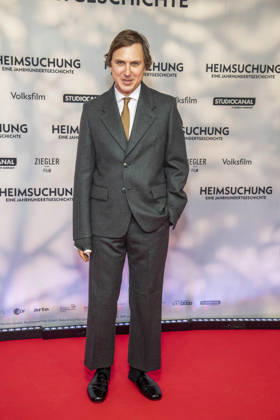 ABB HEIMSUCHUNG: Lars Eidinger walks the red carpet at the German premiere of Volker Schloendorff s film *Heimsuchung* at Kino International on October 6, 2026, in Berlin, Germany