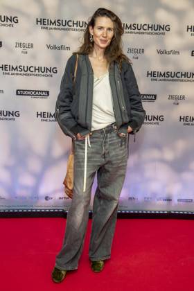 ABB HEIMSUCHUNG : Julia Malik walks the red carpet at the German premiere of Volker Schloendorff s film Heimsuchung at Kino International on October 6, 2026, in Berlin, Germany