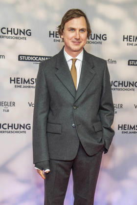 ABB HEIMSUCHUNG: Lars Eidinger walks the red carpet at the German premiere of Volker Schloendorff s film *Heimsuchung* at Kino International on October 6, 2026, in Berlin, Germany