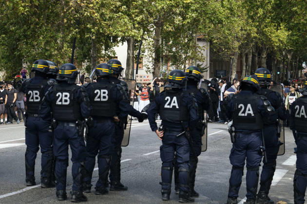 High School And University Student Protest - Toulouse A placard reading - More Teachers – Fewer Deaths, with CRS officers seen from behind in the foreground. Protests by secondary school pupils and students calling for improvements to their living and learning conditions, supported by the trade unions CGT, FO, FSU and Solidaires. France, Toulouse, 6 October 2026. Photo by Patricia Huchot-Boissier AbacaPress.com. Toulouse OCCITANIE France Copyright: xHuchot-BoissierxPatricia ABACAx