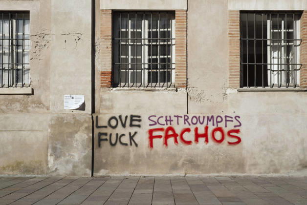 High School And University Student Protest - Toulouse Graffiti on a wall - Love Smurfs, Fuck Fascists. Protests by secondary school pupils and students calling for improvements to their living and learning conditions, supported by the trade unions CGT, FO, FSU and Solidaires. France, Toulouse, 6 October 2026. Photo by Patricia Huchot-Boissier AbacaPress.com. Toulouse OCCITANIE France Copyright: xHuchot-BoissierxPatricia ABACAx