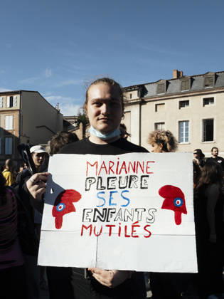 High School And University Student Protest - Toulouse A secondary school pupil holding a placard - Marianne weeps for her mutilated children. Protests by secondary school pupils and students calling for improvements to their living and learning conditions, supported by the trade unions CGT, FO, FSU and Solidaires. France, Toulouse, 6 October 2026. Photo by Patricia Huchot-Boissier AbacaPress.com. Toulouse OCCITANIE France Copyright: xHuchot-BoissierxPatricia ABACAx