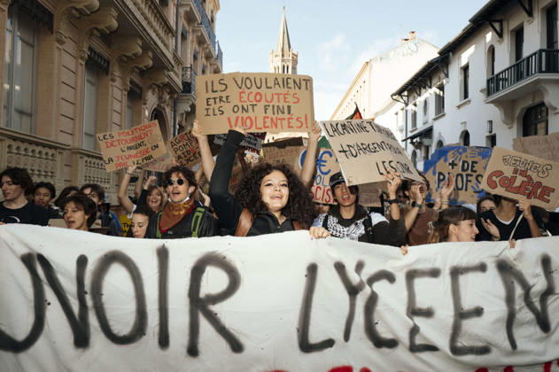 High School And University Student Protest - Toulouse High school pupils standing behind a banner holding placards. They wanted to be heard, but ended up being assaulted! Protests by secondary school pupils and students calling for improvements to their living and learning conditions, supported by the trade unions CGT, FO, FSU and Solidaires. France, Toulouse, 6 October 2026. Photo by Patricia Huchot-Boissier AbacaPress.com. Toulouse OCCITANIE France Copyright: xHuchot-BoissierxPatricia ABACAx