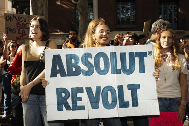 High School And University Student Protest - Toulouse A protester holding a placard – Absolut revolt. Protests by secondary school pupils and students calling for improvements to their living and learning conditions, supported by the trade unions CGT, FO, FSU and Solidaires. France, Toulouse, 6 October 2026. Photo by Patricia Huchot-Boissier AbacaPress.com. Toulouse OCCITANIE France Copyright: xHuchot-BoissierxPatricia ABACAx