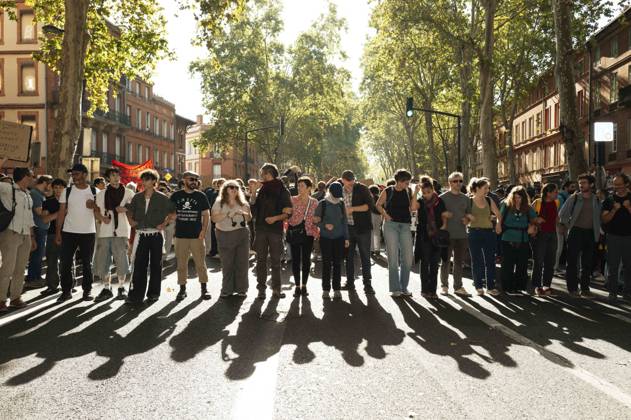 High School And University Student Protest - Toulouse Parents and political activists at the forefront, standing in front of the secondary school pupils. Protests by secondary school pupils and students calling for improvements to their living and learning conditions, supported by the trade unions CGT, FO, FSU and Solidaires. France, Toulouse, 6 October 2026. Photo by Patricia Huchot-Boissier AbacaPress.com. Toulouse OCCITANIE France Copyright: xHuchot-BoissierxPatricia ABACAx