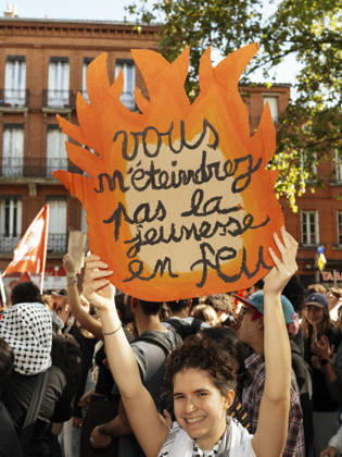 High School And University Student Protest - Toulouse A placart in the shape of a flame – You shall not extinguish the fire of youth. Protests by secondary school pupils and students calling for improvements to their living and learning conditions, supported by the trade unions CGT, FO, FSU and Solidaires. France, Toulouse, 6 October 2026. Photo by Patricia Huchot-Boissier AbacaPress.com. Toulouse OCCITANIE France Copyright: xHuchot-BoissierxPatricia ABACAx