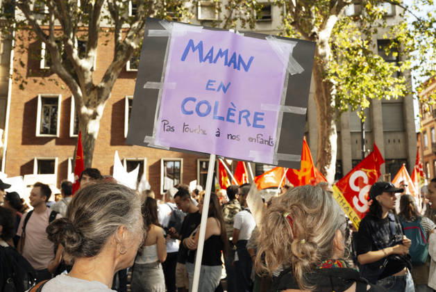 High School And University Student Protest - Toulouse A placard - Angry Mum - Hands off our children. Protests by secondary school pupils and students calling for improvements to their living and learning conditions, supported by the trade unions CGT, FO, FSU and Solidaires. France, Toulouse, 6 October 2026. Photo by Patricia Huchot-Boissier AbacaPress.com. Toulouse OCCITANIE France  Copyright: xHuchot-BoissierxPatricia ABACAx