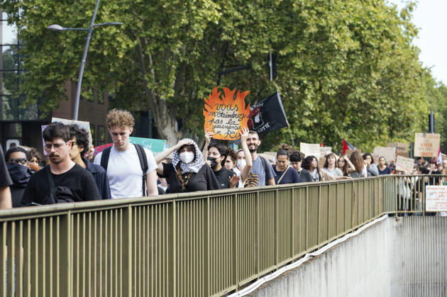 High School And University Student Protest - Toulouse A placart in the shape of a flame – You shall not extinguish the fire of youth. Protests by secondary school pupils and students calling for improvements to their living and learning conditions, supported by the trade unions CGT, FO, FSU and Solidaires. France, Toulouse, 6 October 2026. Photo by Patricia Huchot-Boissier AbacaPress.com. Toulouse OCCITANIE France  Copyright: xHuchot-BoissierxPatricia ABACAx