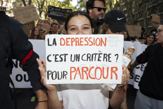 High School And University Student Protest - Toulouse A student holding a placard – Do you think depression counts as a criterion? - For Parcoursup. Protests by secondary school pupils and students calling for improvements to their living and learning conditions, supported by the trade unions CGT, FO, FSU and Solidaires. France, Toulouse, 6 October 2026. Photo by Patricia Huchot-Boissier AbacaPress.com. Toulouse OCCITANIE France  Copyright: xHuchot-BoissierxPatricia ABACAx