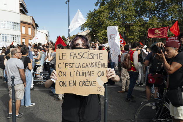 High School And University Student Protest - Toulouse A protester holding a placard – Fascism is a cancer; we must root it out or we’ll perish. Protests by secondary school pupils and students calling for improvements to their living and learning conditions, supported by the trade unions CGT, FO, FSU and Solidaires. France, Toulouse, 6 October 2026. Photo by Patricia Huchot-Boissier AbacaPress.com. Toulouse OCCITANIE France  Copyright: xHuchot-BoissierxPatricia ABACAx
