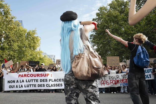 High School And University Student Protest - Toulouse A schoolgirl with a megaphone in the foreground, with the procession of schoolchildren behind the banner in the background, bearing the slogan - No to the struggle for places, yes to the class struggle. Protests by secondary school pupils and students calling for improvements to their living and learning conditions, supported by the trade unions CGT, FO, FSU and Solidaires. France, Toulouse, 6 October 2026. Photo by Patricia Huchot-Boissier AbacaPress.com. Toulouse OCCITANIE France  Copyright: xHuchot-BoissierxPatricia ABACAx