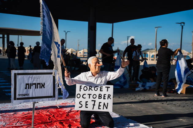 October 7, 2026, Tel Aviv, Tel Aviv, Israel: An Activist dressed up as Benjamin Netanyahu stages a performance at the beach in protest against the Israeli government on the third anniversary of October 7th. Tel Aviv Israel  - ZUMAg280 20261007_znp_g280_001 Copyright: xYoavxGinsburgx