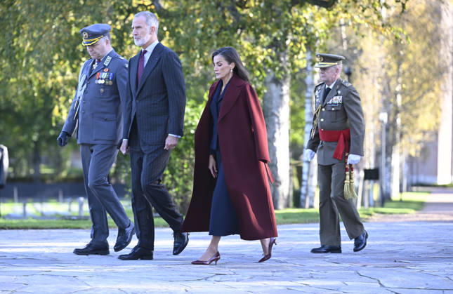 Spain s King Felipe and Queen Letizia take part in a wreath-laying ceremony at the Hietaniemi Cemetery in Helsinki, Finland, on October 7, 2026. Spain s King Felipe and Queen Letizia are on a two-day state visit to Finland. - HEIKKI SAUKKOMAA Helsinki Finland Copyright: xHeikkixSaukkomaax 6UK9F0XcgT4