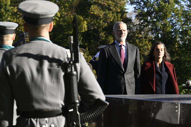 Spain s King Felipe and Queen Letizia take part in a wreath-laying ceremony at the Hietaniemi Cemetery in Helsinki, Finland, on October 7, 2026. Spain s King Felipe and Queen Letizia are on a two-day state visit to Finland. - HEIKKI SAUKKOMAA Helsinki Finland Copyright: xHeikkixSaukkomaax Yq1TVXMOMNA