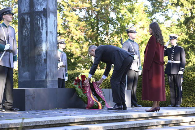 LKS 20261007 Spain s King Felipe and Queen Letizia take part in a wreath-laying ceremony at the Hietaniemi Cemetery in Helsinki, Finland, on October 7, 2026. Spain s King Felipe and Queen Letizia are on a two-day state visit to Finland. - HEIKKI SAUKKOMAA Helsinki Finland  Copyright: xHeikkixSaukkomaax 3lZPIkMQss8