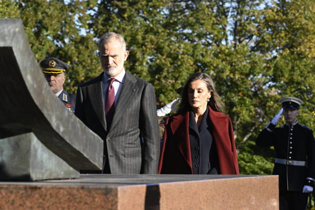 LKS 20261007 Spain s King Felipe and Queen Letizia take part in a wreath-laying ceremony at the Hietaniemi Cemetery in Helsinki, Finland, on October 7, 2026. Spain s King Felipe and Queen Letizia are on a two-day state visit to Finland. - HEIKKI SAUKKOMAA Helsinki Finland  Copyright: xHeikkixSaukkomaax eu2gF-s4lxQ