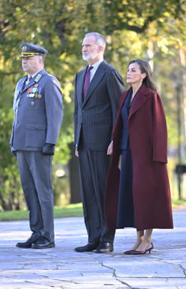 LKS 20261007 Spain s King Felipe and Queen Letizia take part in a wreath-laying ceremony at the Hietaniemi Cemetery in Helsinki, Finland, on October 7, 2026. Spain s King Felipe and Queen Letizia are on a two-day state visit to Finland. - HEIKKI SAUKKOMAA Helsinki Finland Copyright: xHeikkixSaukkomaax VuxlJ2a6kg4