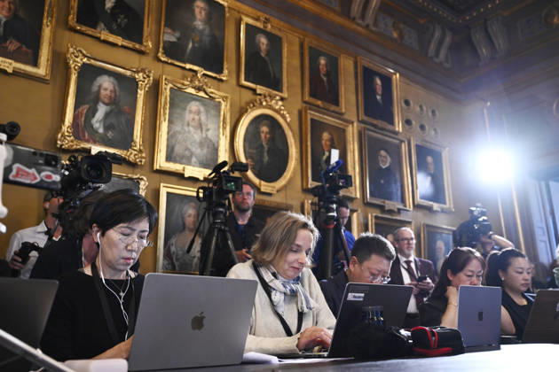 STOCKHOLM, SWEDEN 20261007 International media cover the announcement of the Nobel Prize in Chemistry at the Royal Swedish Academy of Sciences in Stockholm on Wednesday STOCKHOLM, SWEDEN x10080x Copyright: xFredrikxSandberg TTx NOBELPRIS I KEMI TILLKÄNNAGIVANDE ySOC1lzO2do