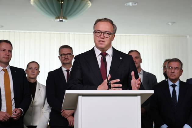 Thuringian State Parliament: Statement by Minister-President Mario Voigt (CDU), October 7, 2026, Erfurt, Thuringian State Parliament, Statement by Minister President Mario Voigt (CDU); he has withdrawn the lawsuit and accepts the revocation of his doctoral degree; he is issuing this statement on behalf of the entire parliamentary caucus, which is standing behind him symbolically
