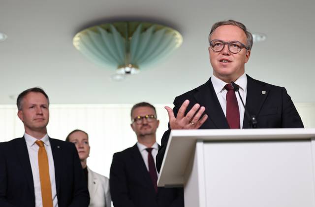 Thuringian State Parliament: Statement by Minister-President Mario Voigt (CDU), October 7, 2026, Erfurt, Thuringian State Parliament, statement by Minister President Mario Voigt (CDU); he has withdrawn the lawsuit and accepts the revocation of his doctoral degree. Also pictured: Andreas Buehl (CDU), Minister o