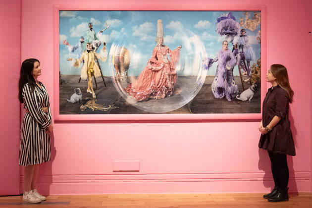 Tim Walker s Fairyland: Love and Legends Photo Call at National Portrait Gallery, London, UK - 7 October 2026 A staff member views Paul O Grady and Julian Clary as the Glitter Queens, with Harry Browse, Rae and Liam Elias as the Glitter Boys by Tim Walker as part of The National Portrait Gallery s Tim Walker s Fairyland: Love and Legends Exhibition which runs from 9th October 2026 - 7th February 2027 at National Portrait Gallery in London, England, UK on Wednesday 7 October, 2026., Credit:Justin Ng Avalon UK, England, London, National Portrait Gallery Copyright: xJustinxNgx xAvalonx 1141202447