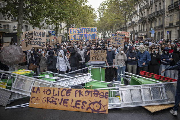 Students Demonstration outside Science Po Paris Students on Boulevard Saint Germain during a demonstration outside Science Po in Paris, France on October 7 2026 in support of high school students. Photo by Eliot Blondet ABACAPRESS.COM Paris France Copyright: xBlondetxEliot ABACAx