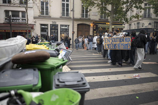Students Demonstration outside Science Po Paris Students on Boulevard Saint Germain during a demonstration outside Science Po in Paris, France on October 7 2026 in support of high school students. Photo by Eliot Blondet ABACAPRESS.COM Paris France Copyright: xBlondetxEliot ABACAx