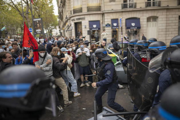 Students Demonstration outside Science Po Paris Students and policemen on Boulevard Saint Germain during a demonstration outside Science Po in Paris, France on October 7 2026 in support of high school students. Photo by Eliot Blondet ABACAPRESS.COM Paris France Copyright: xBlondetxEliot ABACAx