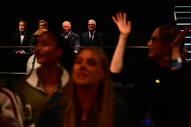 Britain s King Charles III listens along side British singer-songwriter Elton John (2L), his husband David Furnish (L) and Apple Ceo Tim cook (R) during a soundcheck during a music workshop for young people, the first as part of the Apple x King™s Trust Creative Labs, at Battersea Power Station in south west London on October 7, 2026., Credit:BEN STANSALL PA ROTA - B68 Avalon United Kingdom, London  Copyright: xBENxSTANSALLx xPAxROTAx-xB68x xAvalonx 1141207861