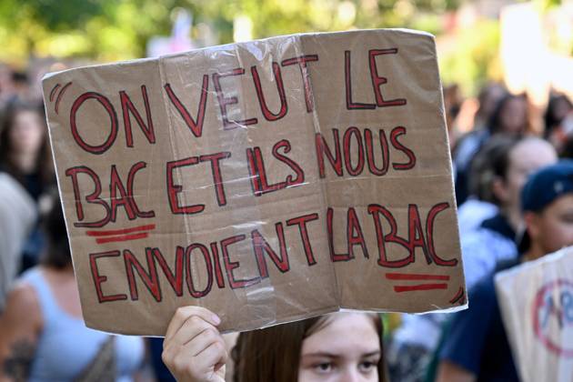 High School And University Student Protest - Strasbourg About 10,000 high school students, joined by college students and teachers, protested in the streets of Strasbourg.The protest movement has been ongoing for three weeks. As the march came to an end, clashes broke out for several hours in certain neighborhoods, particularly around the university area. October 6, 2026, Strasbourg, Eastern France. Photo by Nicolas Roses ABACAPRESS.COM Starsbourg France  Copyright: xRosesxNicolas ABACAx