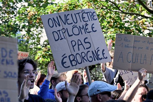 High School And University Student Protest - Strasbourg About 10,000 high school students, joined by college students and teachers, protested in the streets of Strasbourg.The protest movement has been ongoing for three weeks. As the march came to an end, clashes broke out for several hours in certain neighborhoods, particularly around the university area. October 6, 2026, Strasbourg, Eastern France. Photo by Nicolas Roses ABACAPRESS.COM Starsbourg France  Copyright: xRosesxNicolas ABACAx