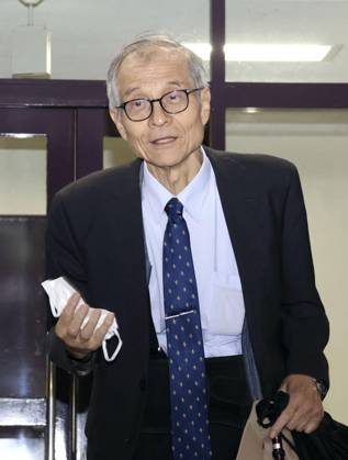 Nobel chemistry prize co-winner Soai Kenso Soai, a professor emeritus at the Tokyo University of Science, speaks to journalists in front of his home in Shiki in Saitama Prefecture, eastern Japan, on Oct. 7, 2026, after receiving the 2026 Nobel Prize in Chemistry. Soai and French researcher Henri Kagan shared the prize for the discovery of non-linear effects and autocatalysis in asymmetric organic synthesis, the Royal Swedish Academy of Sciences said in Stockholm earlier in the day. A14AA0005630360P