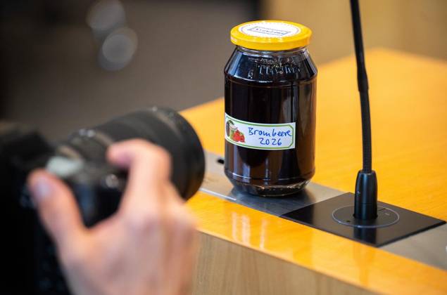 8 THURINGIAN STATE PARLIAMENT 56th PLENARY SESSION ** FOR EDITORIAL USE ONLY ** EDITORIAL USE ONLY ** Oct. 7, 2026, Erfurt, Thuringian State Parliament, 8th Legislative Term, 56th Plenary Session (photo): A jar of blackberry jam sits on Sigrid Hupach’s table. Thuringia, Fair Germany, Thuringia, Erfurt. Copyright SaschaxFromm Copyright: SaschaxFromm doc87xel5ehm0hsgo5kg26 ,EDITORIAL USE ONLY Copyright: SaschaxFromm